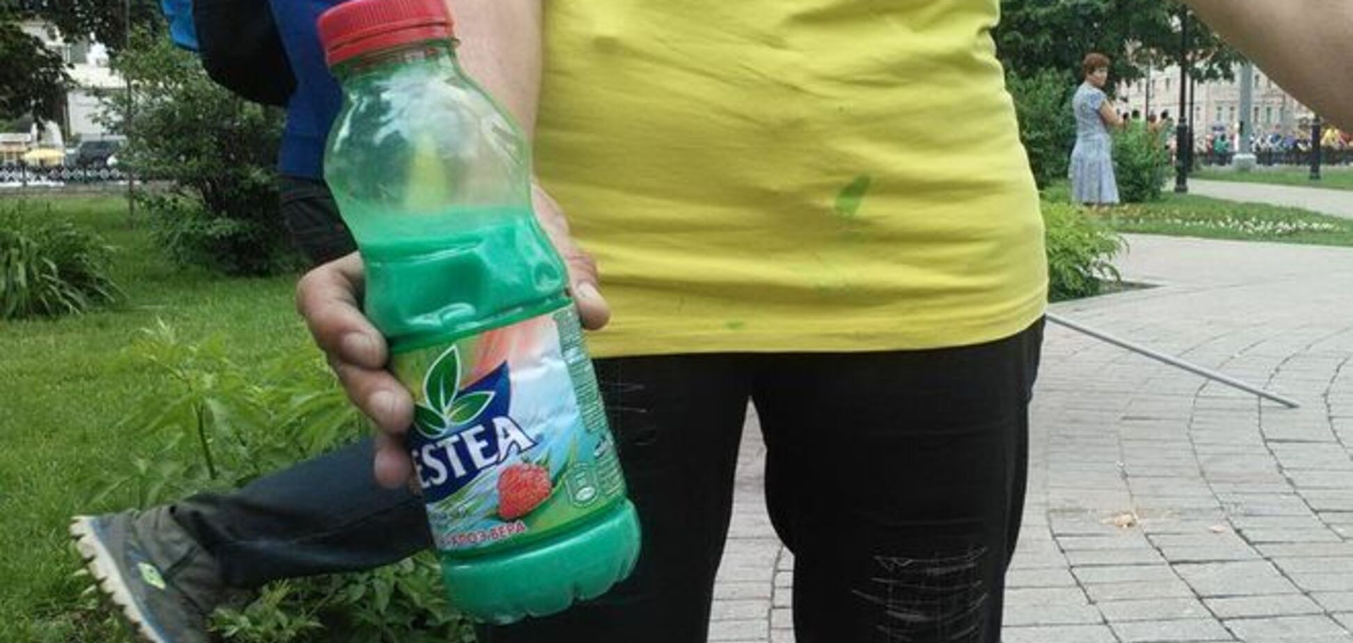 В Москве проукраинский пикет забросали яйцами, перцем и зеленкой