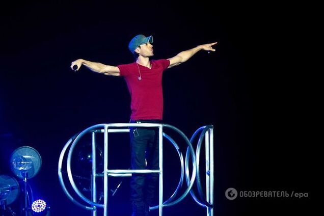 Энрике Иглесиас травмировался во время концерта. Опубликовано видео