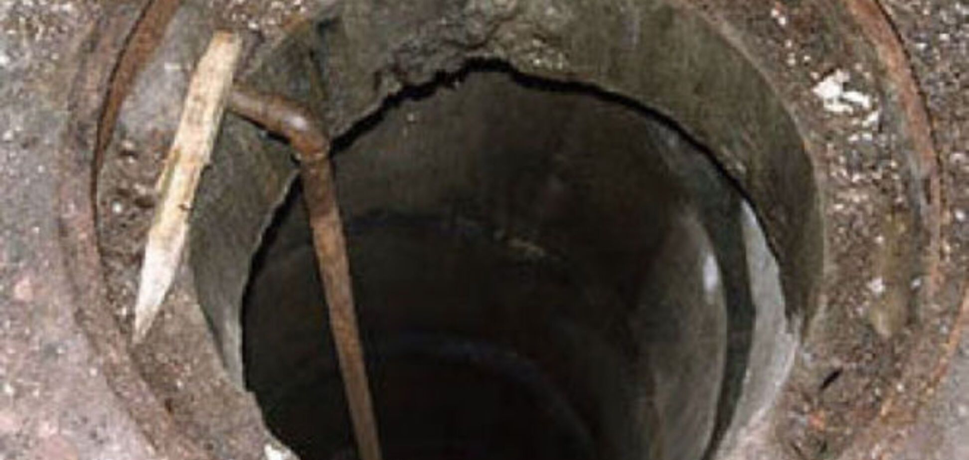 В Киеве в канализационном колодце найден труп мужчины