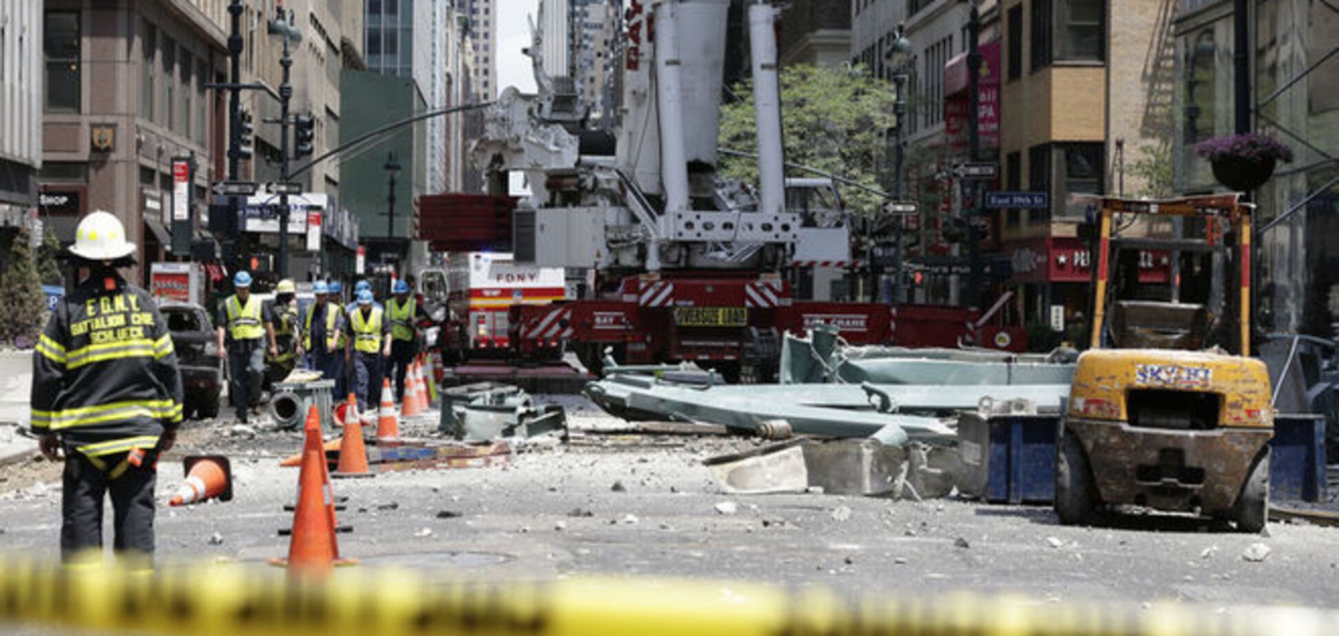 В Нью-Йорке строительный кран упал на небоскреб: есть пострадавшие