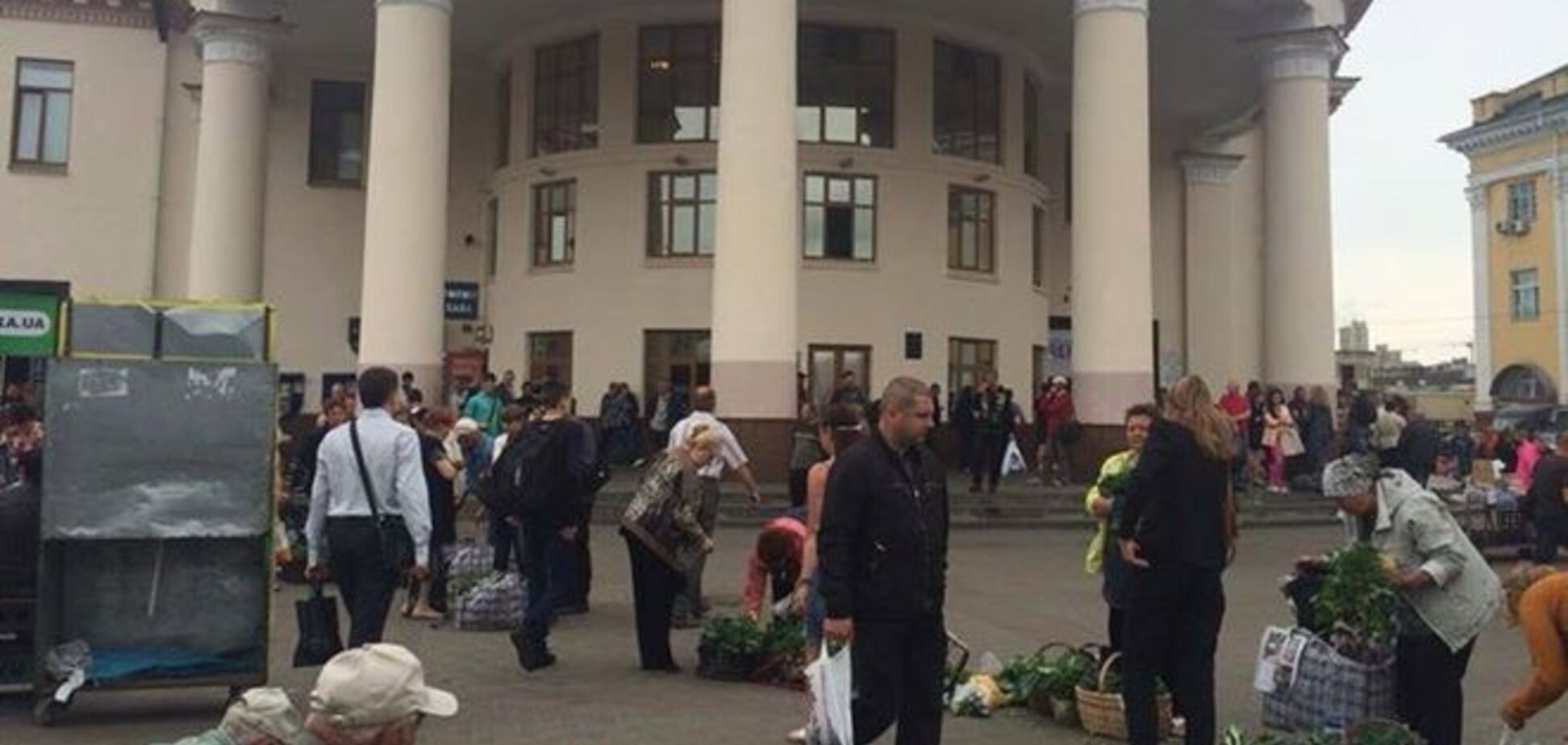Возле киевского метро торговцы устроили 'шанхай': фотофакт
