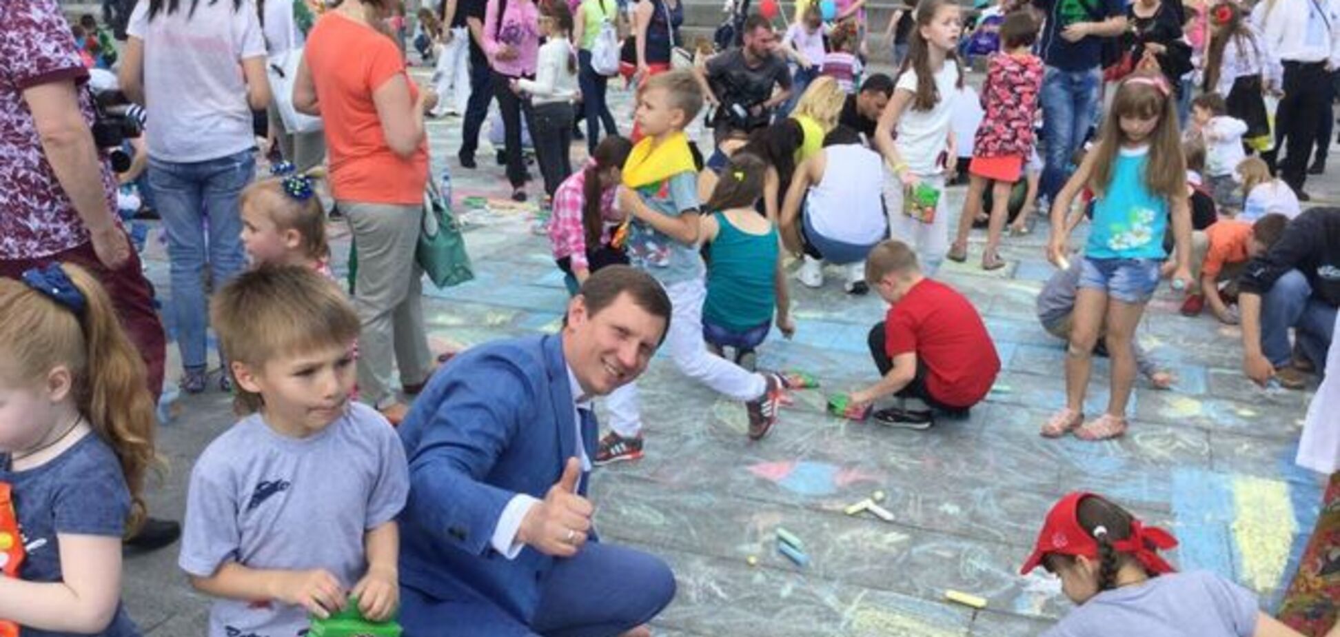 На Майдане дети-переселенцы рисовали будущее Украины