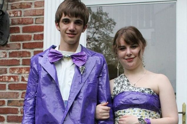 Американские выпускники примерили платья из скотча. Фотофакт