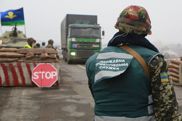 На Донбассе пограничники нашли 470 тыс грн под обшивкой грузовика