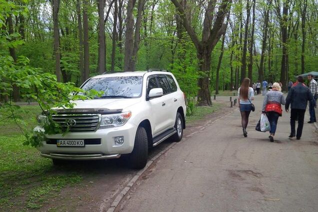 'Герой парковки': в Киеве джип 'вежливо' затоптал газон в парке