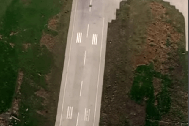 Полоса донецкого аэропорта оказалась практически целой: видеофакт