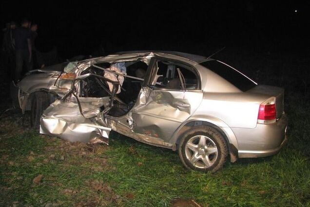 На Буковине поезд протаранил легковушку на ж/д переезде