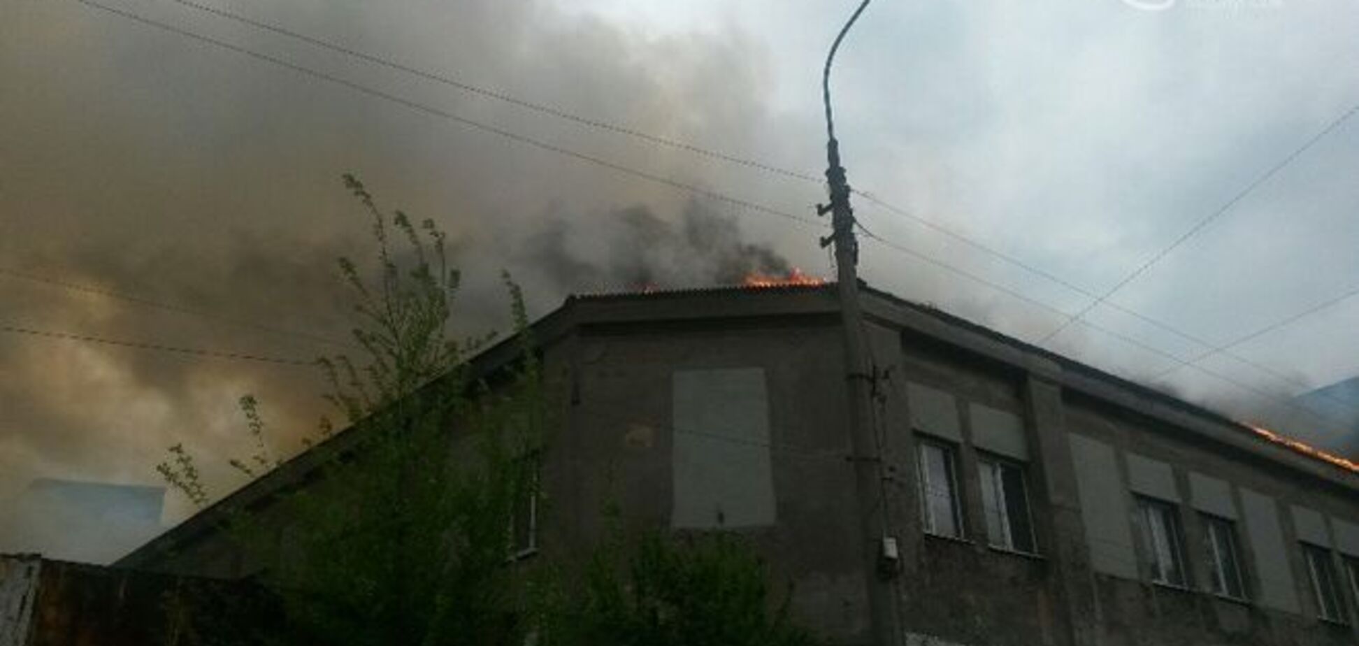 В Мариуполе масштабный пожар: небо заволокло черным дымом. Фотофакт