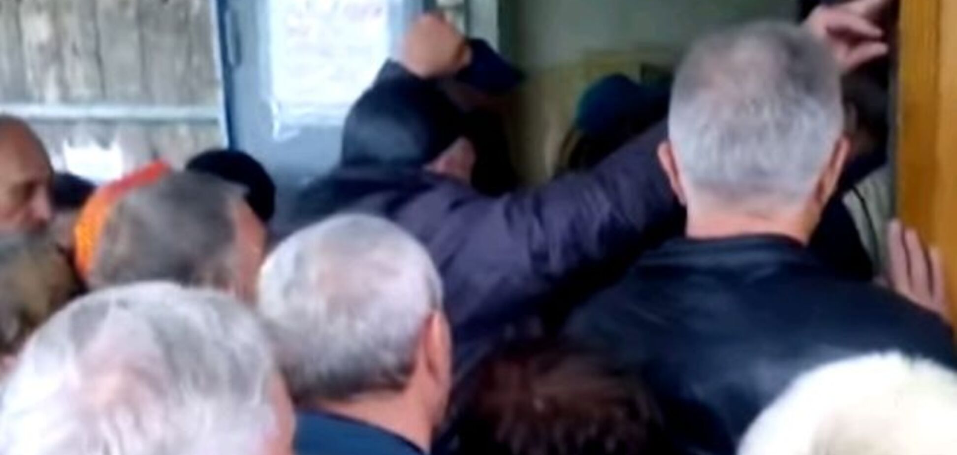 'СССР 2.0'. В Луганске образовалась давка в очереди за пенсией: видеофакт