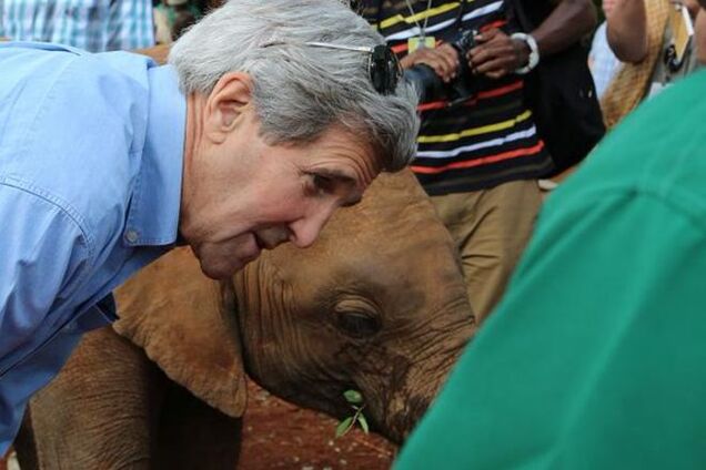 Госсекретарь США взорвал сети селфи со слоненком. Фотофакт
