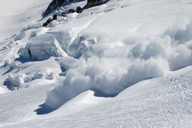 Знайдено тіла більше ста альпіністів під лавиною в Непалі