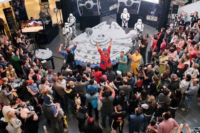 В Австралии фанаты 'Звездных войн' построили из Lego огромную копию истребителя