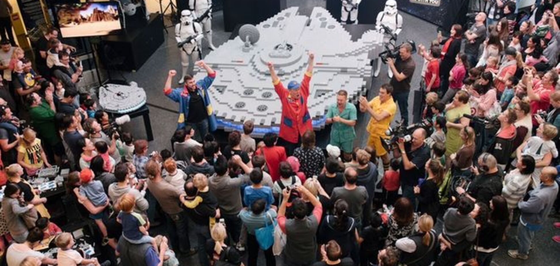 В Австралии фанаты 'Звездных войн' построили из Lego огромную копию истребителя