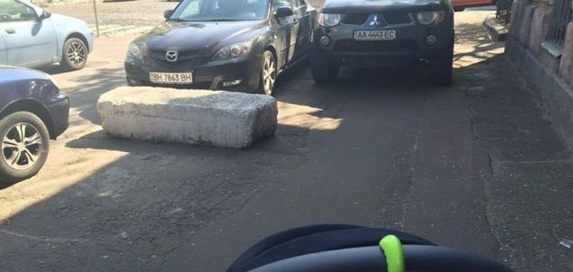 Киевский 'Герой парковки' не оставил шансов детской коляске