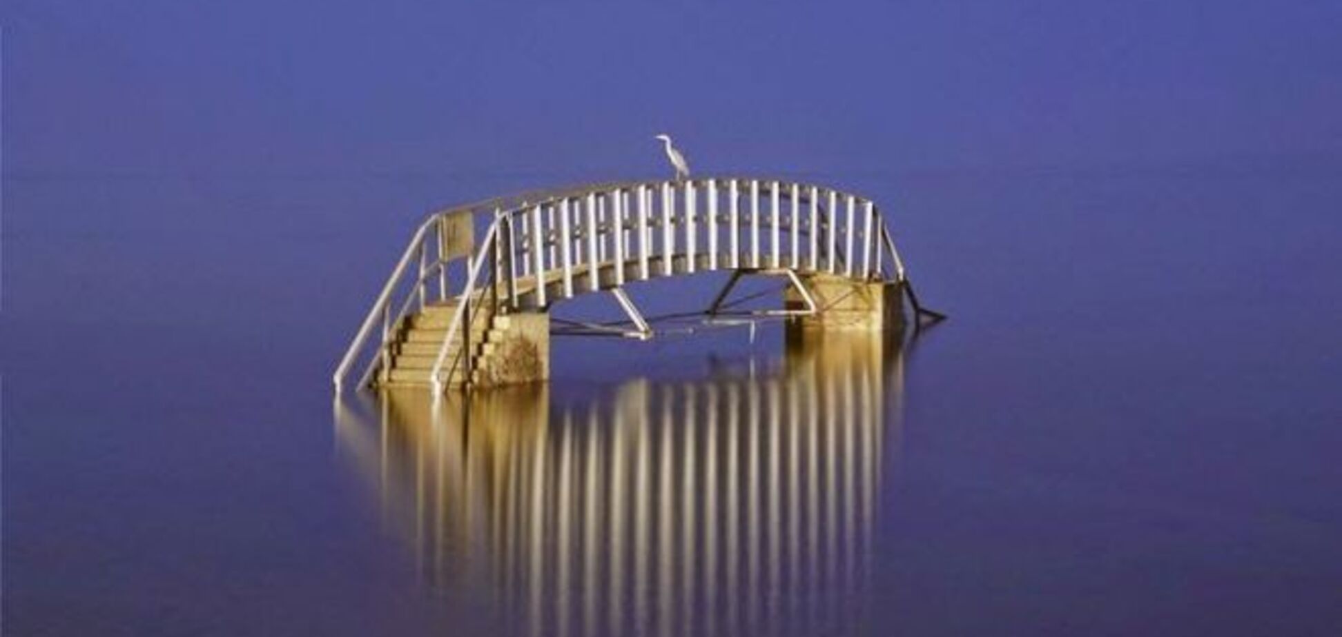 Загадочный мост посреди моря в Шотландии