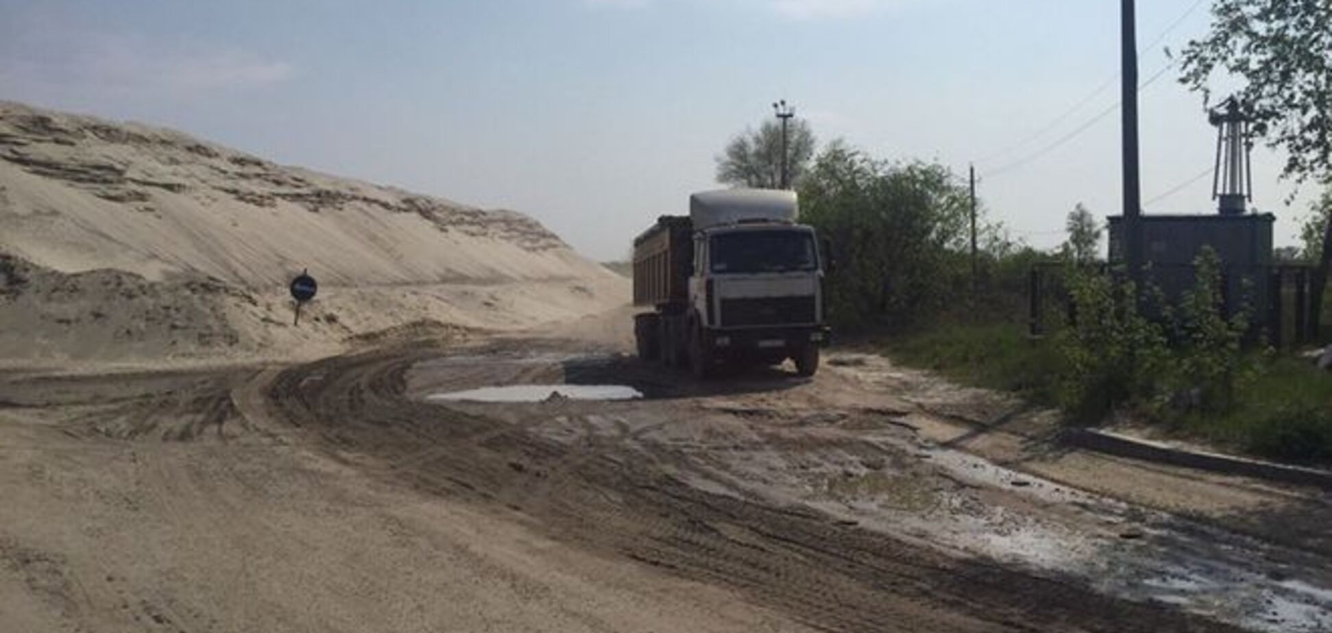 На киевском острове незаконно добывают песок: объемы впечатляют