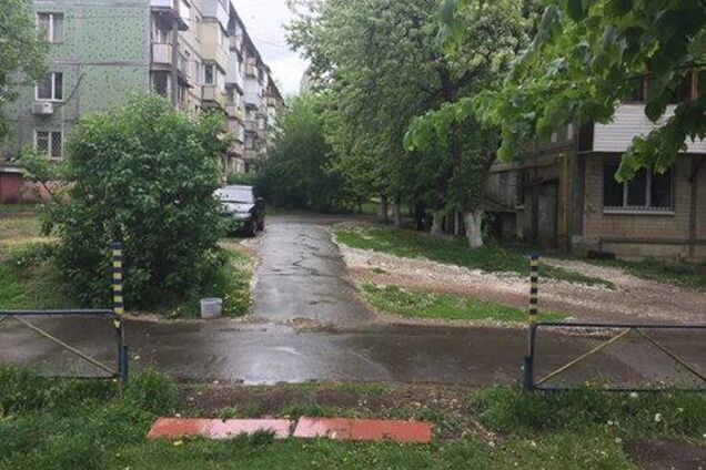 В Киеве 'герои' спилили забор, чтобы парковаться на газоне