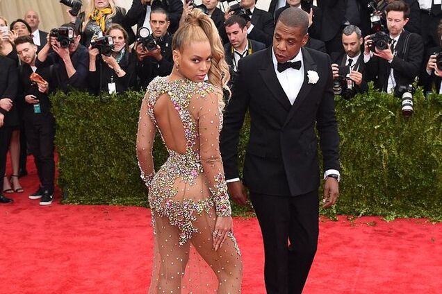 Бейонсе и Дженнифер Лопес произвели фурор прозрачными платьями на балу