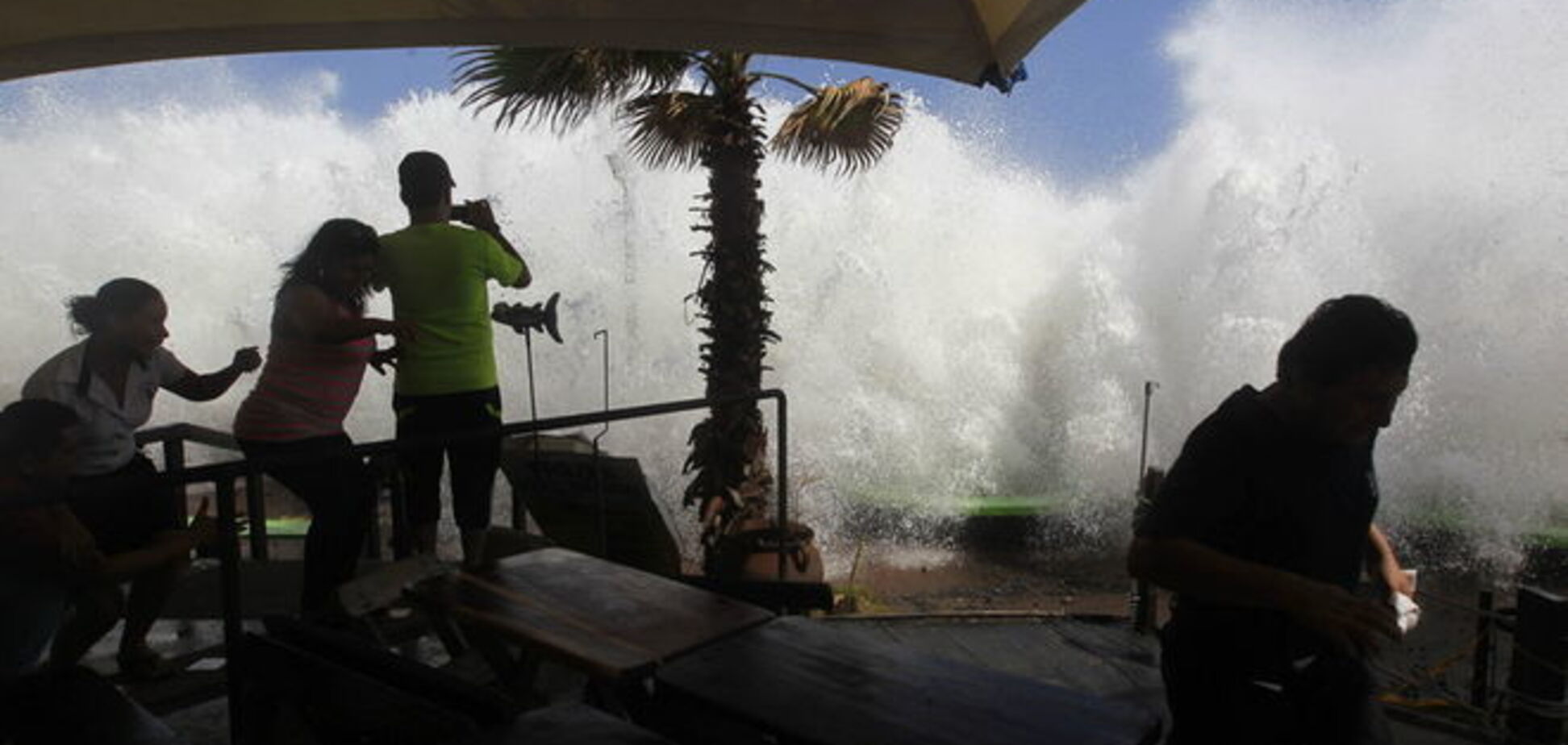 В Мексике 4-метровая волна снесла часть тихоокеанского побережья