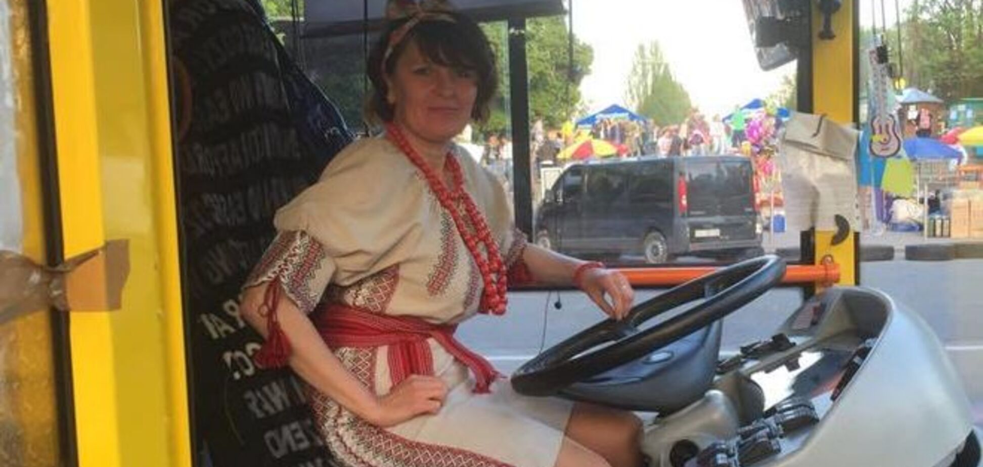 Водитель троллейбуса в украинском костюме взорвала сеть: фотофакт