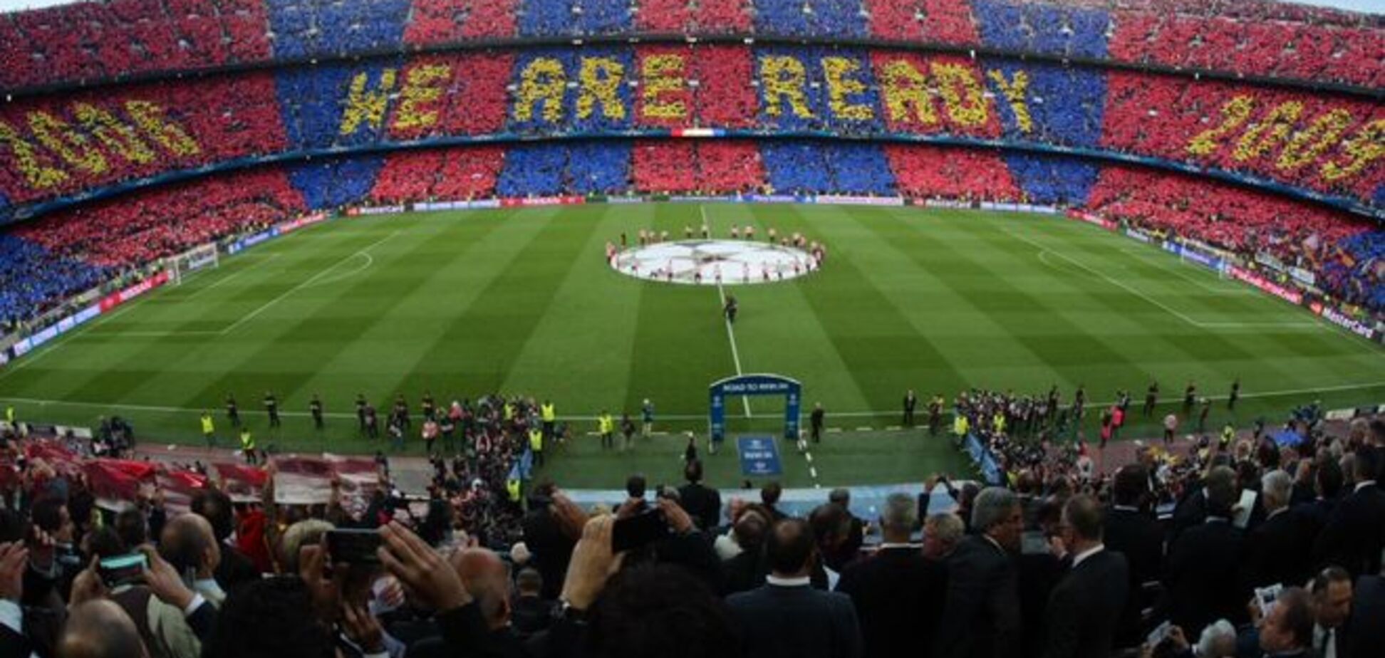 Болельщики 'Барселоны' устроили грандиозное супершоу на матче с 'Баварией'