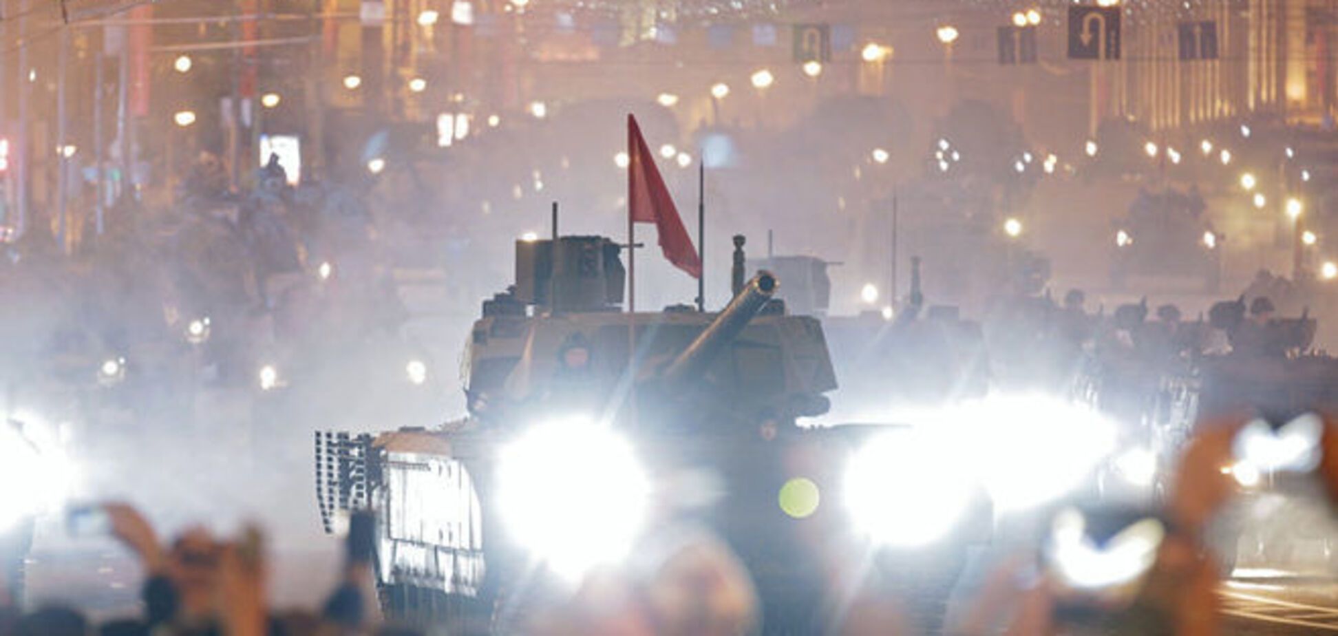 'Встаешь, а повсюду танки': журналист не исключил войны после 9 мая