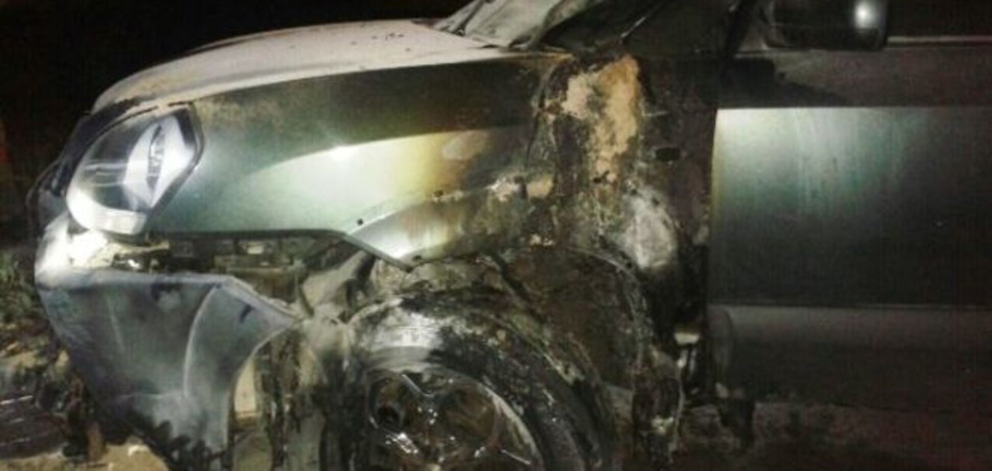 В Киеве возле высотки неизвестные подожгли иномарку