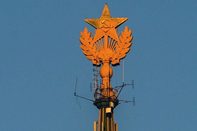 Звезда 'Мустанга' на московской высотке скоро опять станет желто-голубой: фотофакт