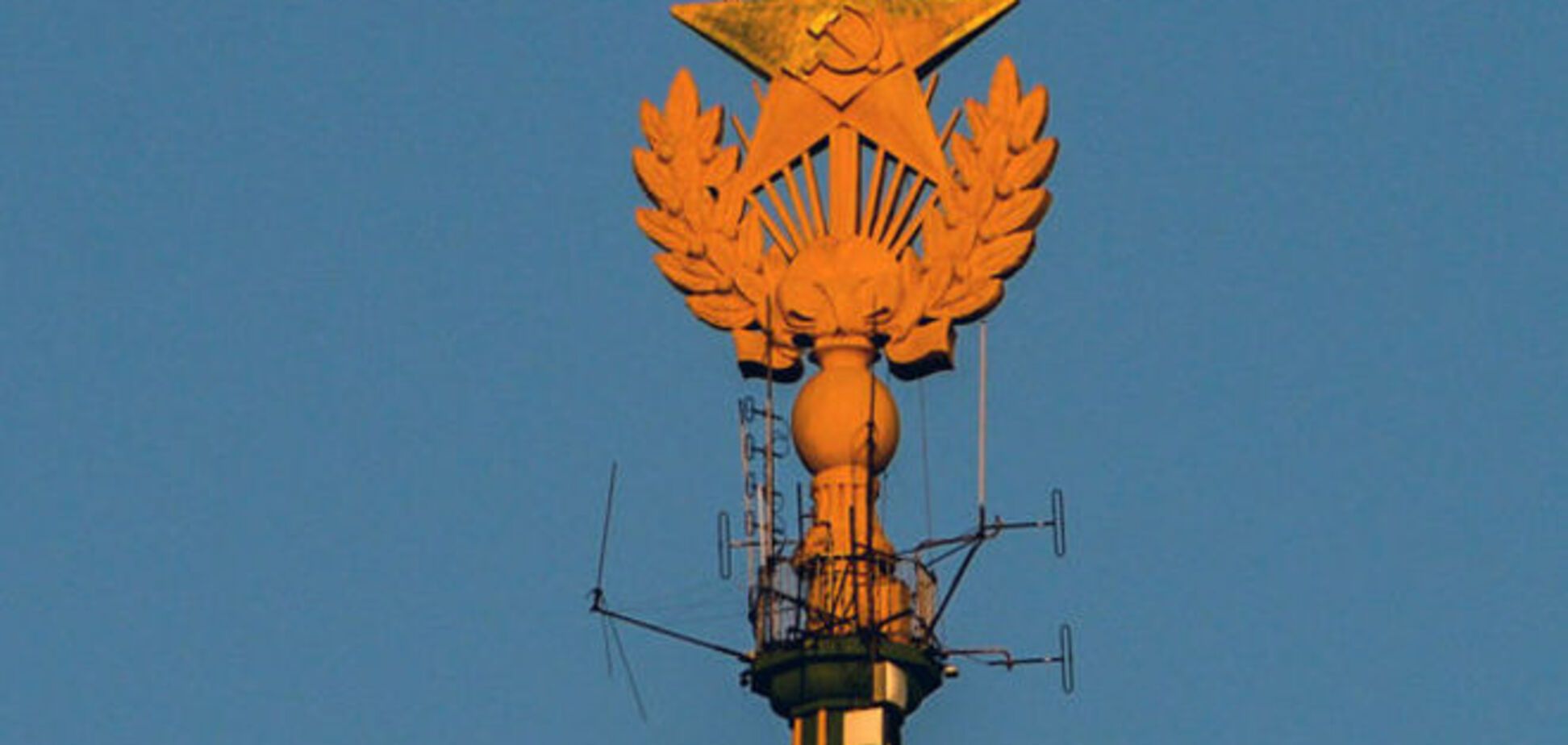 Звезда 'Мустанга' на московской высотке скоро опять станет желто-голубой: фотофакт