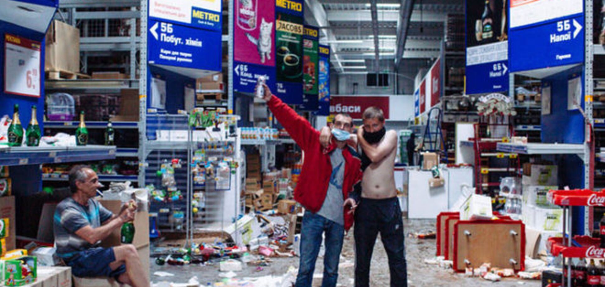 Апокалипсис в Донецке. Подростки громят заброшенный супермаркет