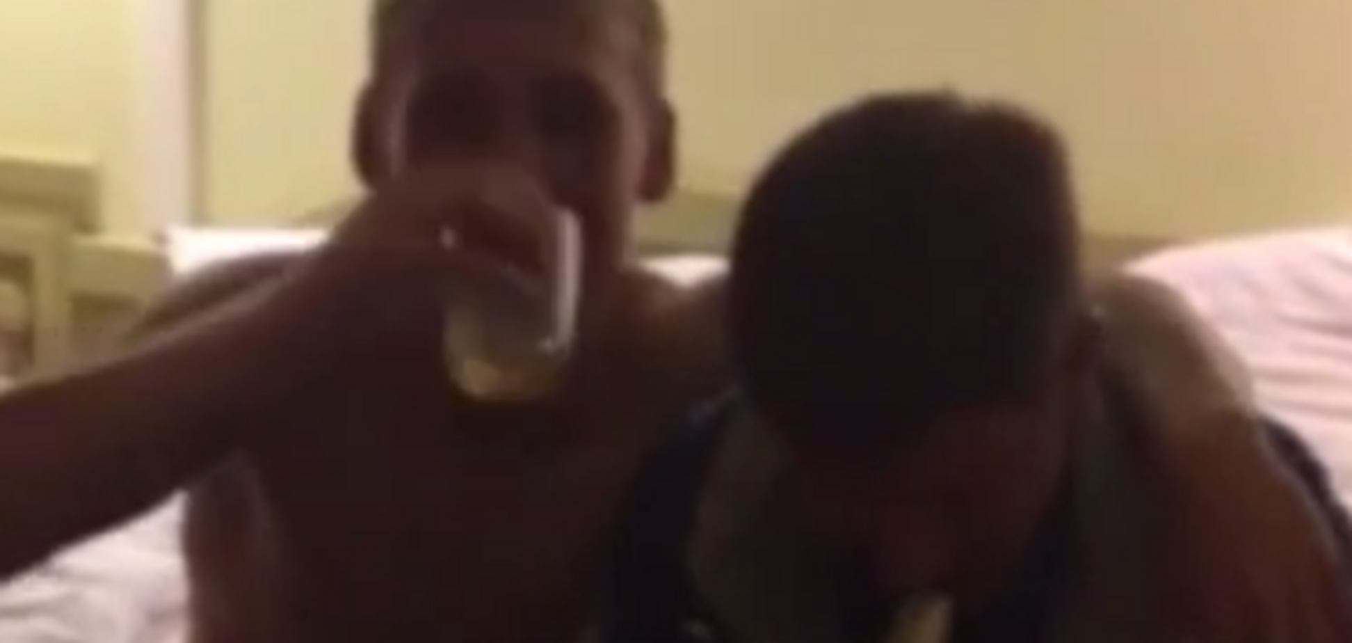 Футболисты сборной России споили тренера в честь победы