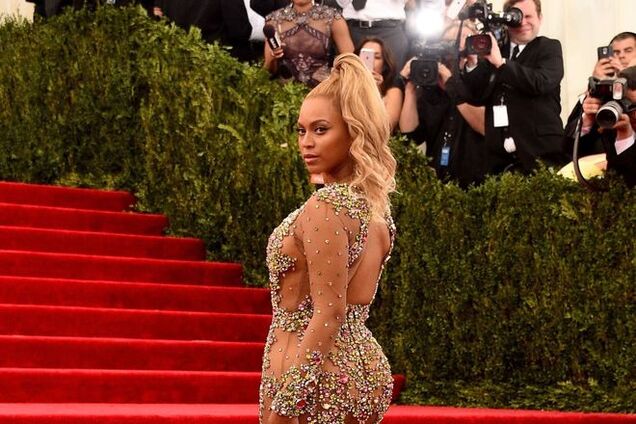 Критики назвали наряд Бейонсе 'легкомысленным', а платье Кардашьян – вульгарным