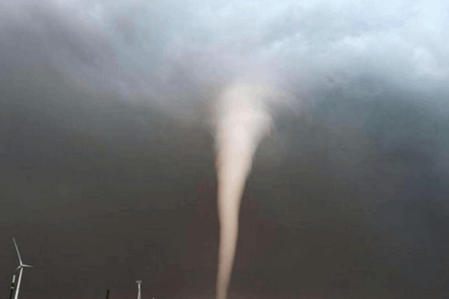 Торнадо в Германии: в городе не осталось целых машин. Опубликовано фото и видео