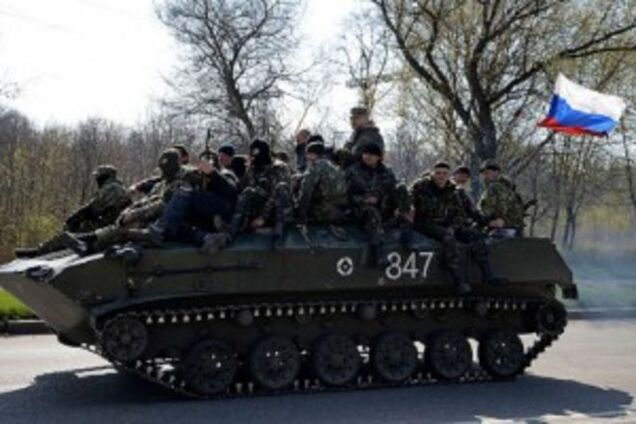 По улицам Кировска спокойно ездит боевая техника под флагами России: видеофакт