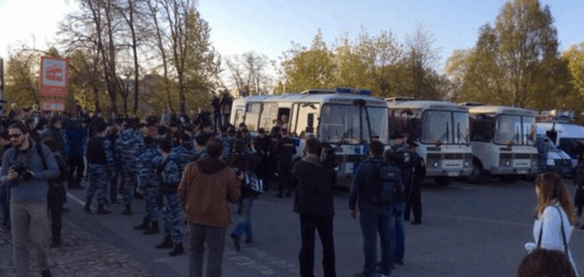 Годовщина 'Болотного дела': в Москве 'запаковали' в автозаки 56 активистов. Опубликованы фото и видео