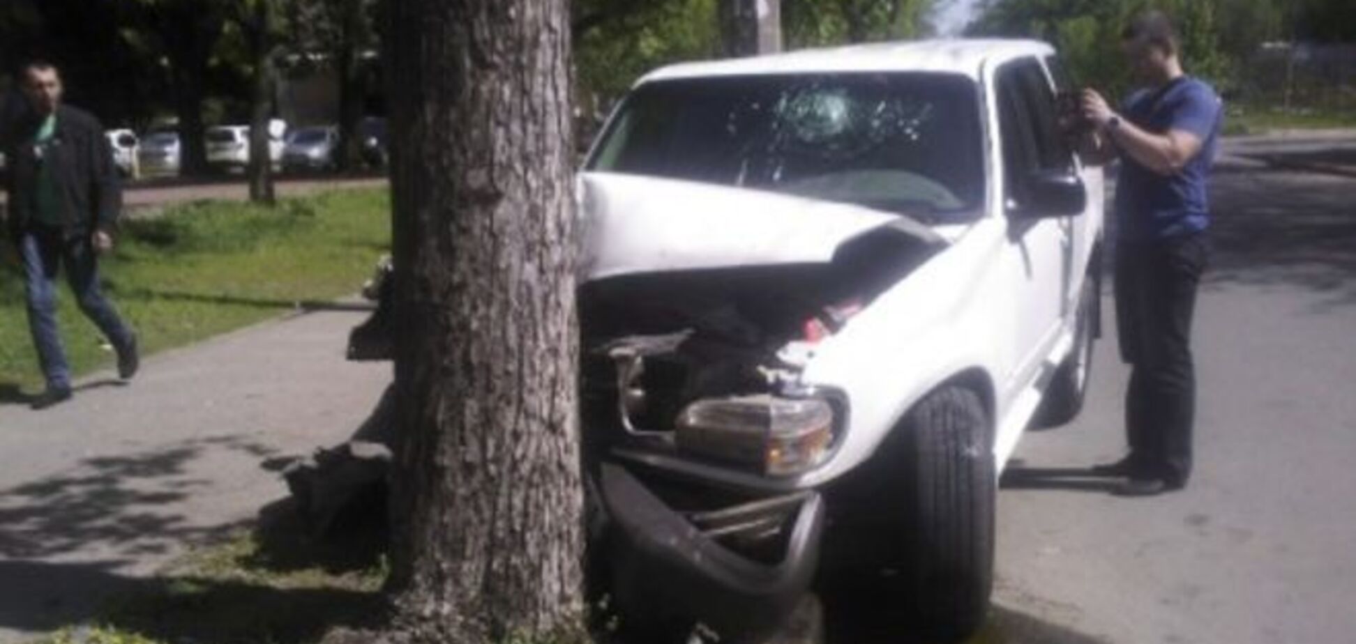 В Киеве военный на иномарке врезался в дерево