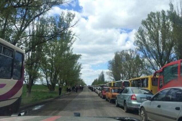 Люди бегут из 'ДНР': фото очередей из автомобилей