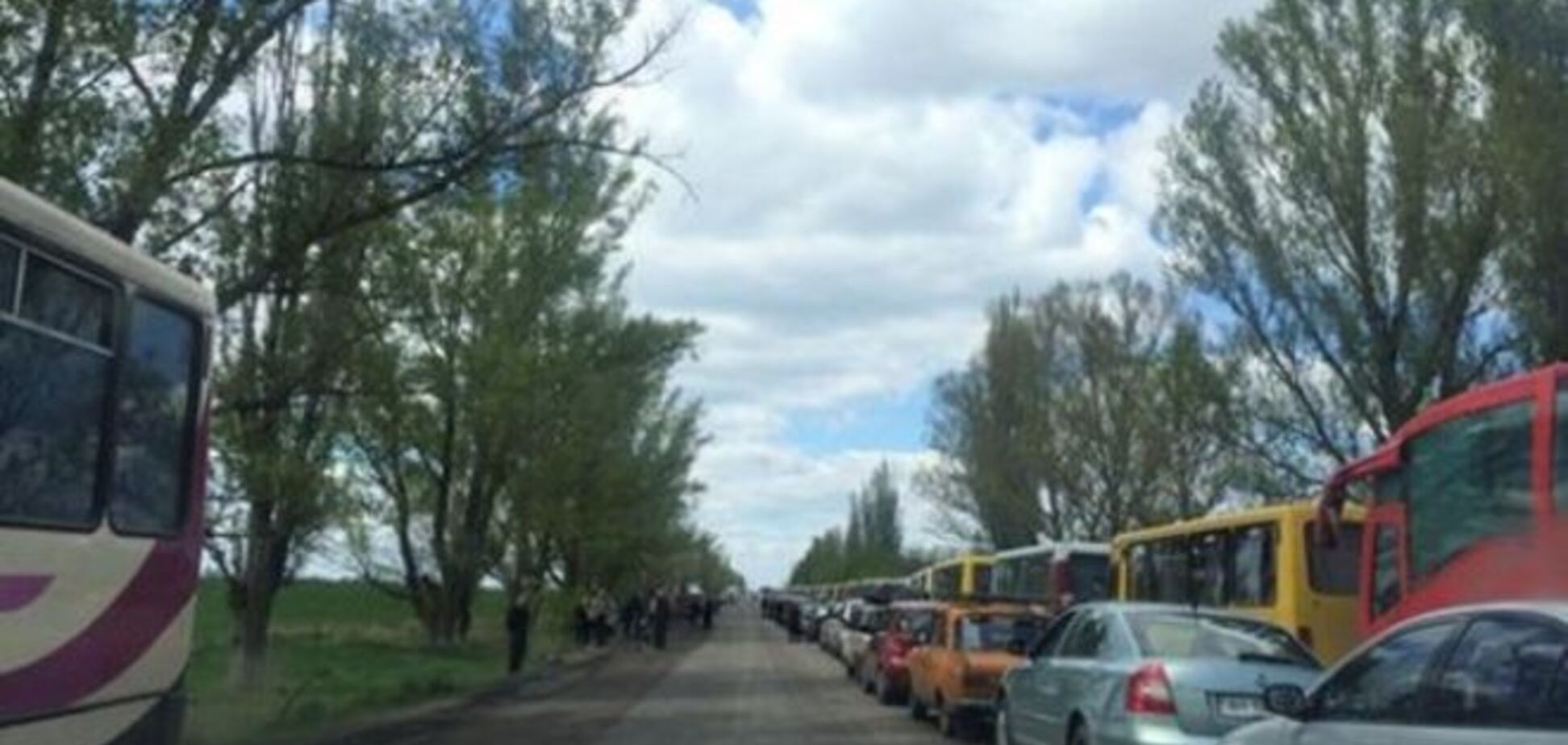 Люди бегут из 'ДНР': фото очередей из автомобилей