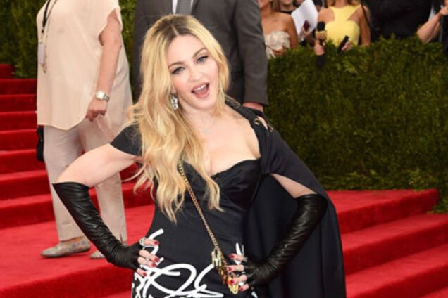 Настоящее безумие: Мадонна пришла на бал в нелепом наряде