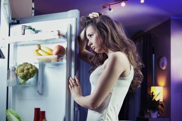 Ученые выяснили, почему люди по ночам переедают у холодильника