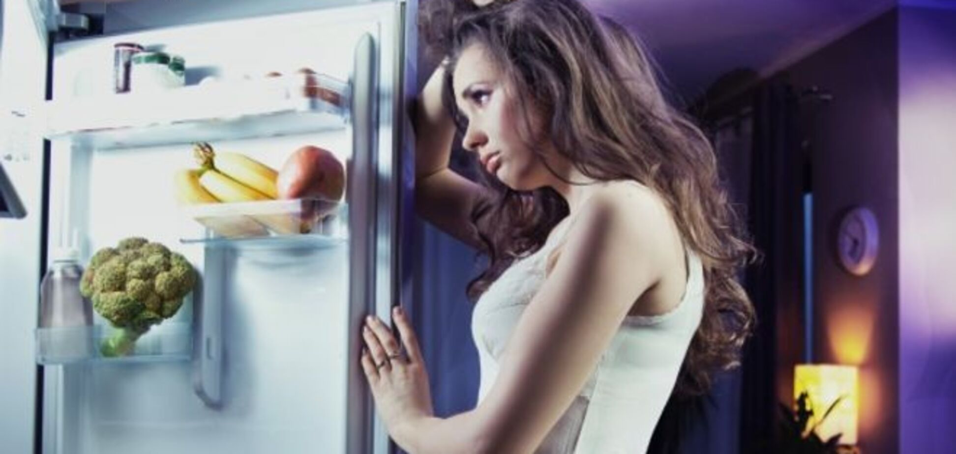 Ученые выяснили, почему люди по ночам переедают у холодильника