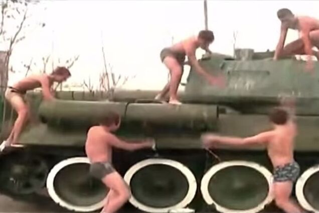 Они защитят от 'гейропы': российские кадеты голяком на танке потрясли ягодицами. Опубликовано видео