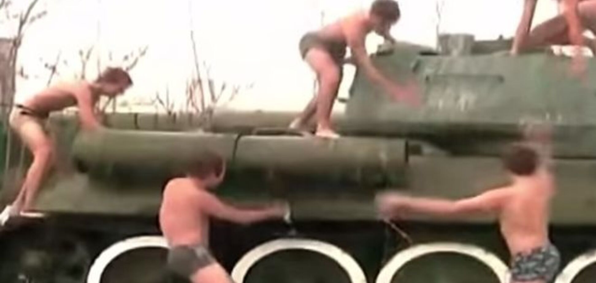 Они защитят от 'гейропы': российские кадеты голяком на танке потрясли ягодицами. Опубликовано видео