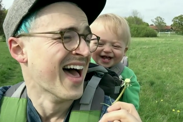 Папа, малыш и одуванчик рассмешили интернет: опубликовано видео