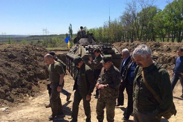 Патриоты гибнут из-за фото нардепов на фронте