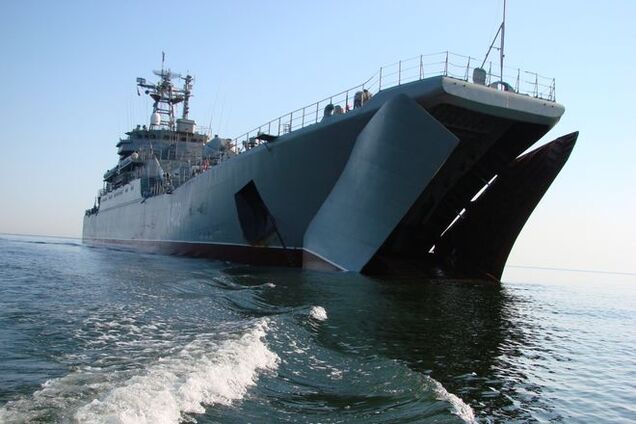 Большой десантный корабль Черноморского флота России вошел в Керчь