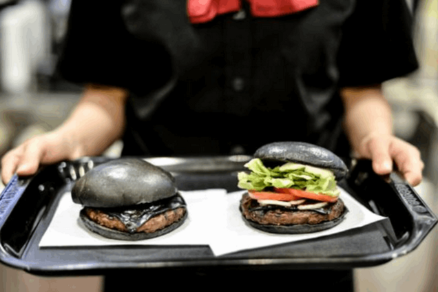 В Индии 'ударили' по фастфуду черным бургером