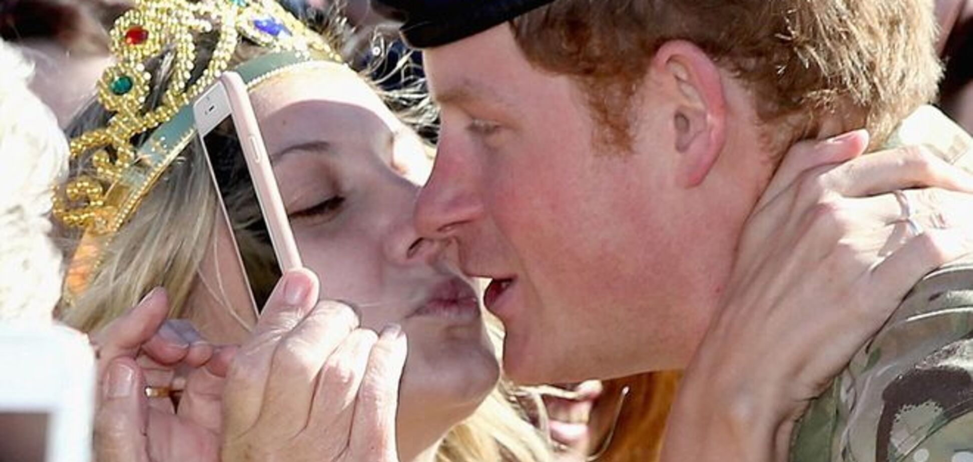 Смелая блондинка сделала принцу Гарри предложение руки и сердца
