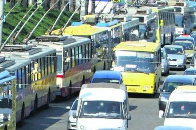 В Киеве 8 и 9 мая транспорт будет работать дольше