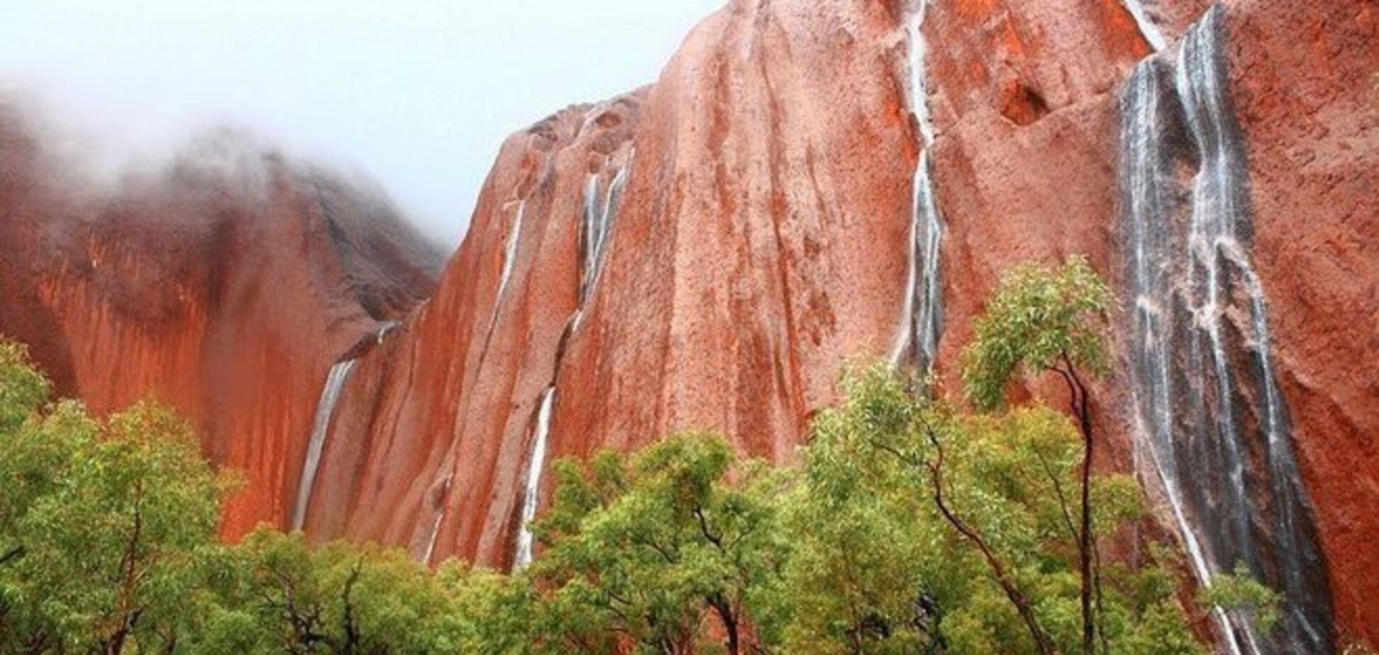 'Кровавые' водопады Улуру в Австралии